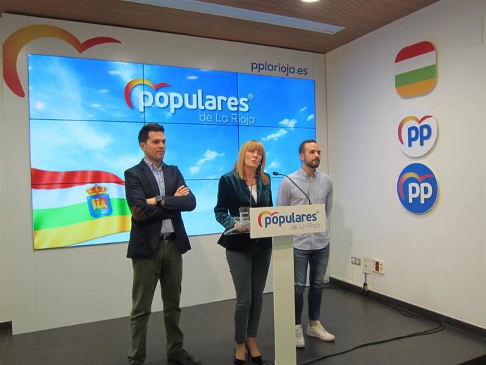 La senadora del PP riojana, Ana Lourdes González, junto al senador, Carlos Yécora, y el portavoz del Grupo Popular en el Ayuntamiento de Villamediana, Rubén Gutíerrez.