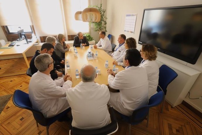 El presidente de la Generalitat, Quim Torra, se reúne con el equipo médico del Hospital Vall d'Hebron para seguir la evolución de los heridos en Tarragona, el 15 de enero de 2020.