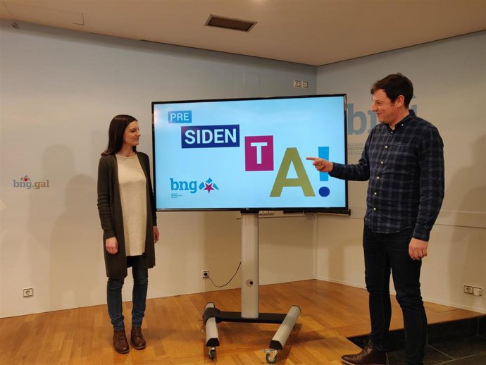 Los responsables de comunicación del BNG, Olalla Rodil y Xavier Cambos, en la presentación del lema para las autonómicas: 'Galiza en marcha'