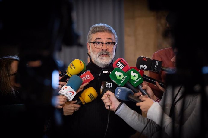 El diputado de la CUP en el Parlament, Carles Riera ofrece declaraciones a los medios de comunicación durante la celebración de una sesión plenaria en el Parlamento, en Barcelona (España), a 11 de diciembre de 2019 (ARCHIVO).