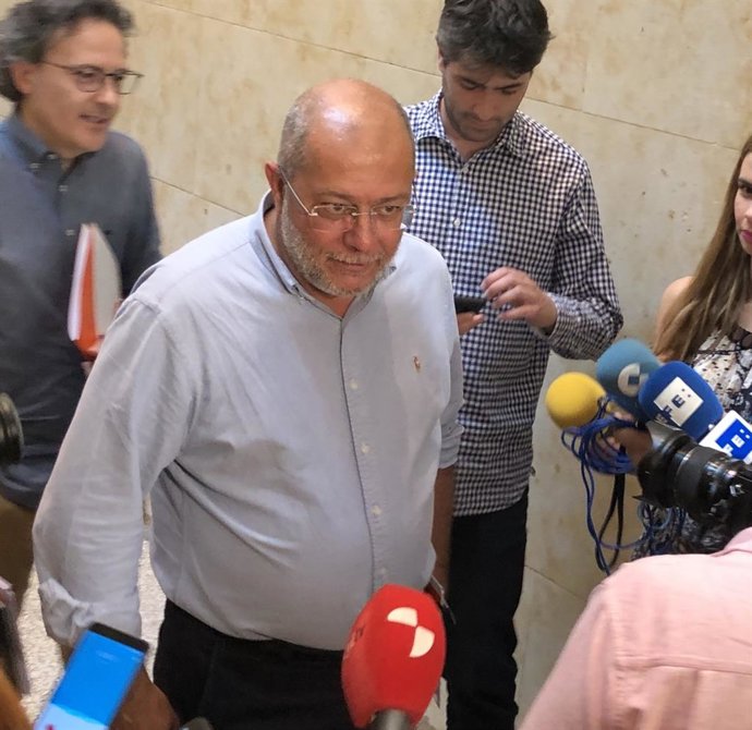 González detrás de Igea en una foto de archivo,