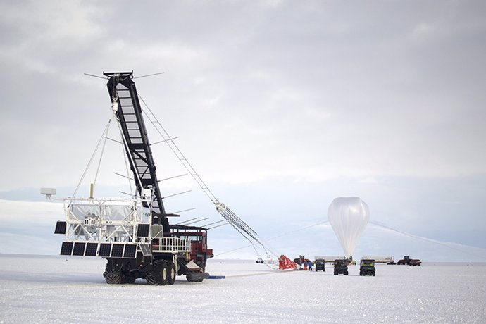 Un globo gira sobre la Antártida buscando el origen de rayos cósmicos