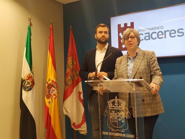 Leire Iglesias, consejera de Movilidad, y Luis Salaya, alcalde de Cáceres comparecen tras la reunión mantenida en el ayuntamiento