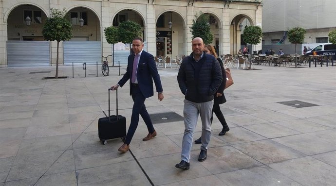 El exalcalde Echávarri, a su llegada al juicio por el despido de la cuñada de Barcala