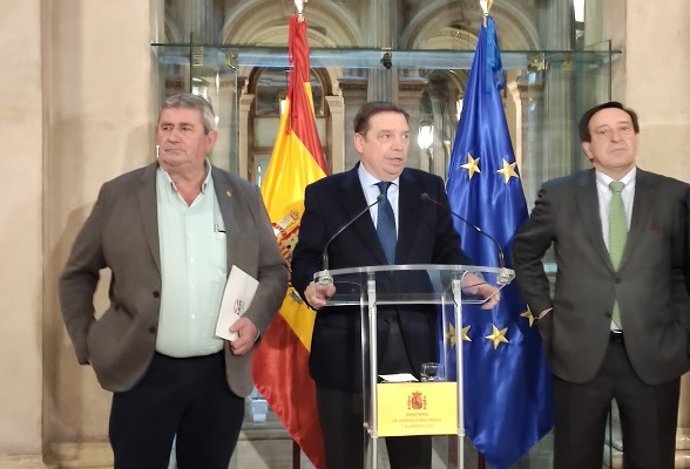 El ministro de Agricultura, Pesca y Alimentación, Luis Planas, con representantes de los agricultores
