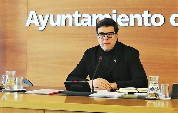 El portavoz del Gobierno municipal, Kilian Cruz-Dunne, ha informado de la aprobación en Junta de Gobierno Local de una partida de 942.500 euros en el primer semestre de 2020 para Ayudas de Emergencia Social.