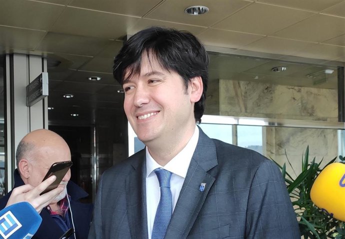 El Consejero de Ciencia, Borja Sánchez, atiende a los medios.