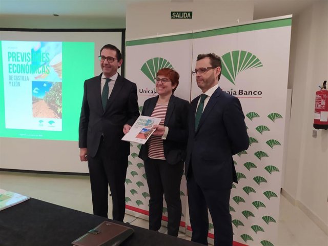 José Manuel Matilla, director de Área de Unicaja Banco para las provincias de Segovia y Ávila, Felisa Becerra, coordinadora del informe y Eduardo Antonio Fernández García, director de la oficina de Unicaja en Segovia.