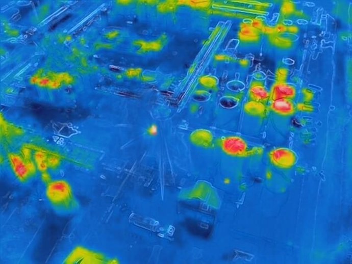 Imagen térmica captada por un dron de Mossos d'Esquadra en la zona de la explosión en el polígono petroquímico de La Canonja (Tarragona).