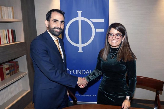 Acuerdo firmado entre el director general de Fundalogy, Javier de Pro, y la CEO y fundadora de FIIXIT, Raquel Serrano