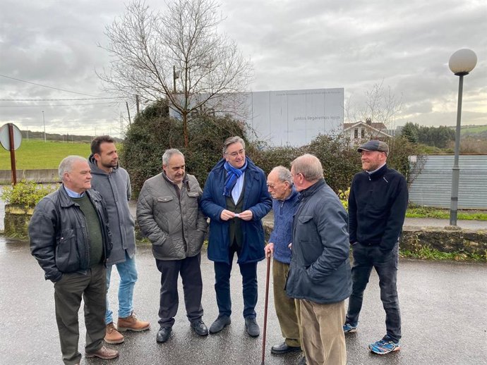 El diputado del PP Pablo González con responsables del PP en la Zalia.