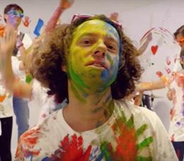 Imagen del videoclip de 'Vivan las manos de colores', del grupo vallisoletano Happening.