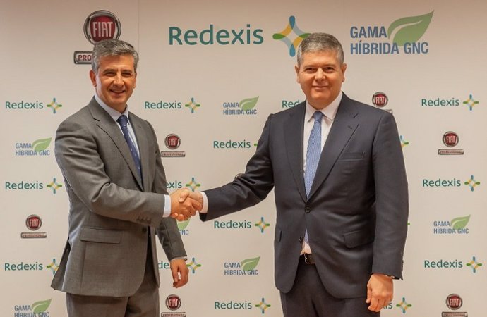 El consejero delegado de FCA España y Portugal, Alberto de Aza (i) y el presidente de Redexis, Fernando Bergasa (d), firman un acuerdo para el fomento de la movilidad sostenible con gas natural vehicular.