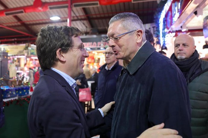El alcalde de Madrid, José Luis Martínez-Almeida (i) y Alberto Ruiz-Gallardón (d) en una visita el Mercado de la Paz en Madrid, a 21 de diciembre de 2019