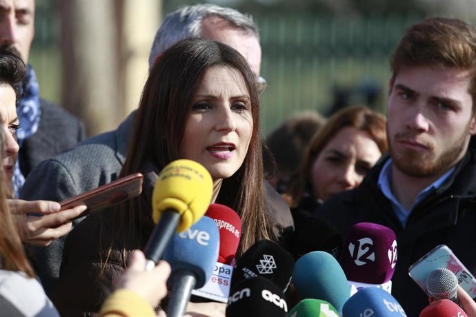 La portavoz del Grupo Ciudadanos en el Parlamento de Cataluña, Lorena Roldán, ofrece declaraciones a los medios a su llegada al Centro de Comando de Bomberos en La Canonja (Tarragona) tras la explosión de ayer en la planta petroquímica, en Tarragona/Cat