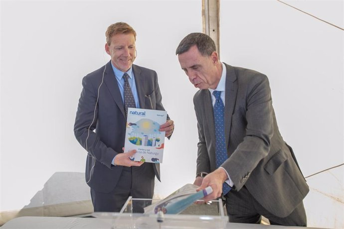 El director Desarrollo Generación de Naturgy, Carlos González, y el delegado de Naturgy Renovables en Canarias, Sergio Auffray, ponen la primera piedra del Parque Eólico de Puerto del Rosario