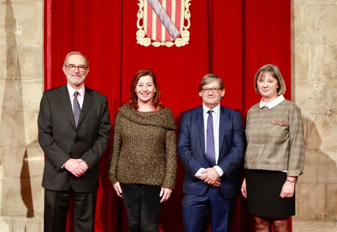El presidente del Consell Consultiu, Antonio José Diéguez Seguí, y la presidenta del Govern, Francina Armengol, tras la toma de posesión de Diéguez