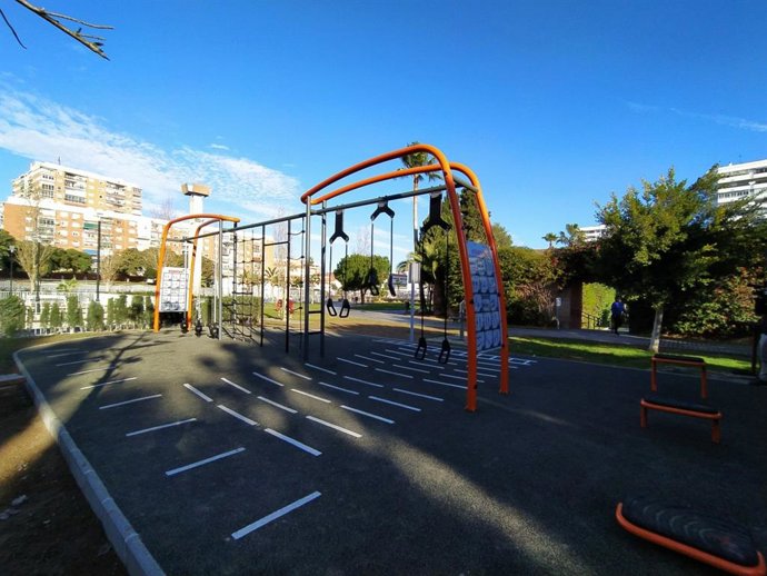 Instalación de entrenamiento al aire libre (cross training) en el Parque del Oeste de Málaga capital con aparatos y códigos QR para realizar tablas de ejercicios