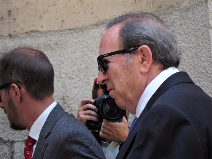 El ex presidente del PP de Palma, José María Rodríguez, junto a su abogado