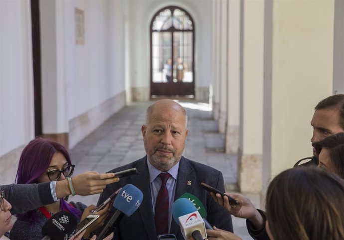 El consejero de Educación y Deporte de la Junta de Andalucía, Javier Imbroda, atiende a los medios de comunicación, tras conocerse los resultados del Informe PISA 2018 que sitúan a Andalucía a la cola de España en Matemáticas y Ciencias.En San Telmo, 03