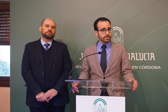 Herrador (dcha.) y Quesada presentan las ayudas concedidas por la Junta a la UCO