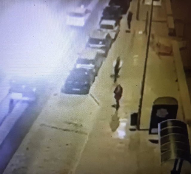 Momento previo al atropello de una persona por parte de un patienete eléctrico en Cádiz