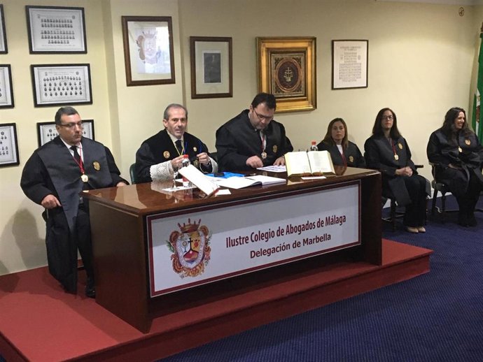 El decano del Colegio de Abogados de Málaga, Francisco Javier Lara, en el centro.
