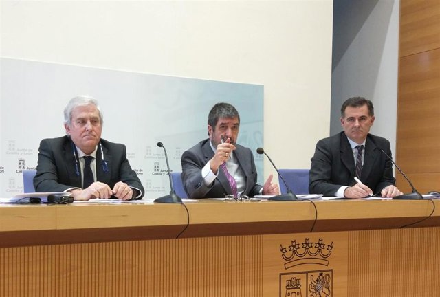 Mitadiel (centro) con Montero (a su derecha) y Garmendia presenta los datos de las listas de espera.