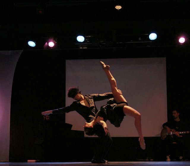 Málaga.- David Segura fusiona danza clásica y urbana con sus zapatos de bailarín en la Sala Gades