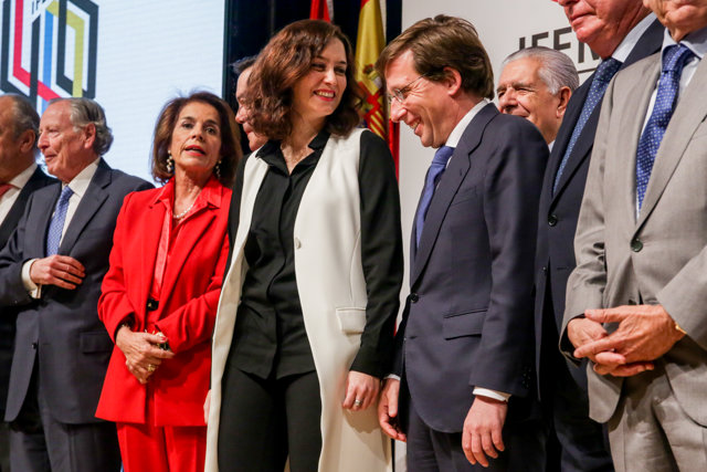 Ana Botella(1i); Isabel Díaz Ayuso (2i) y el alcalde de la capital, José Luis Martínez-Almeida (3i) durante la clausura de la jornada `Crónica de cuatro décadas de Ifema´ con motivo del 40 aniversario de la Feria de Madrid (IFEMA)