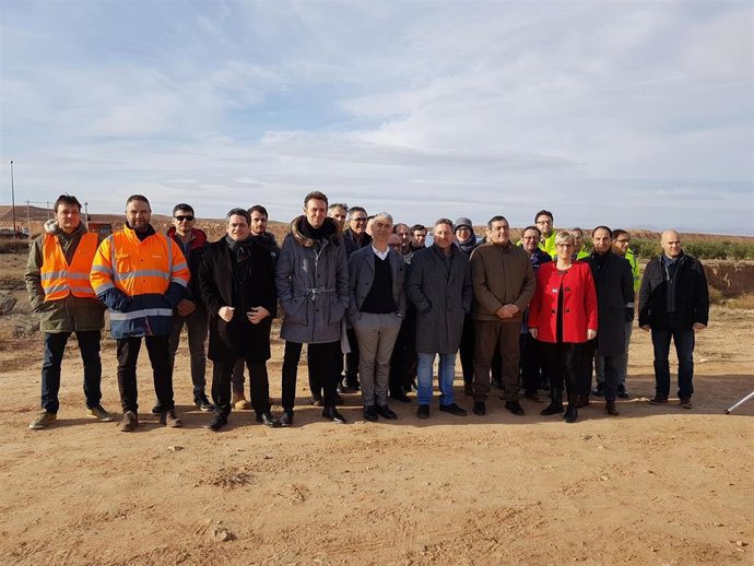 El consejero de Vertebración del Territorio, Movilidad y Vivienda del Gobierno de Aragón, José Luis Soro, en las obras de la plataforma agroalimentaria de Épila