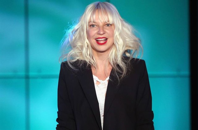 Sia se convierte en madre gracias a la adopción