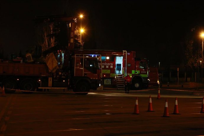 Bomberos acuden a la explosión en la planta petroquímica de La Canonja (Tarragona)