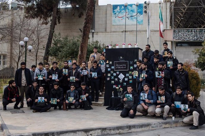 Estudiantes de la Universidad de Teherán con fotos de los fallecidos en el avión derribado por Irán