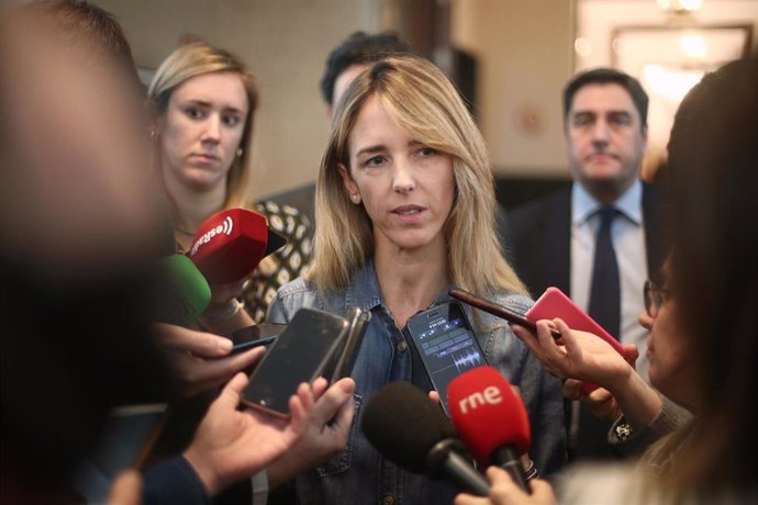 La portavoz del Partido Popular en el Congreso, Cayetana Álvarez de Toledo, atiende a los medios de comunicación a la salida de la Junta de Portavoces del Congreso