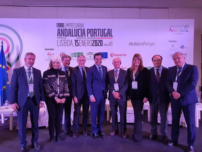 Responsables de los puertos andaluces con el presidente de la Junta, Juanma Moreno.