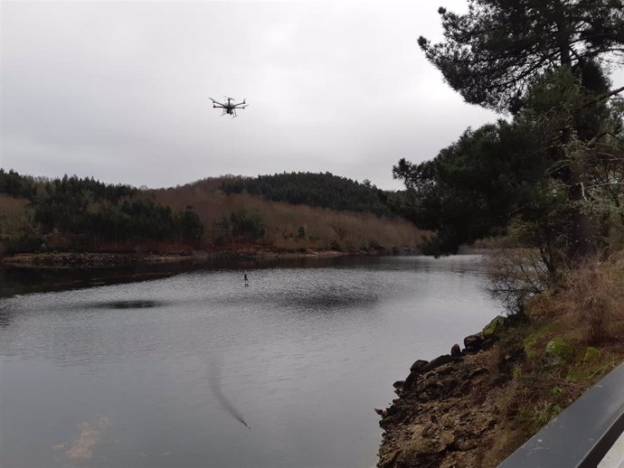 Indra, en UTE con las compañía gallegas Sixtemas y Adantia, prueba el primer dron medioambiental que automatiza la recogida de muestras en ríos y zonas costeras