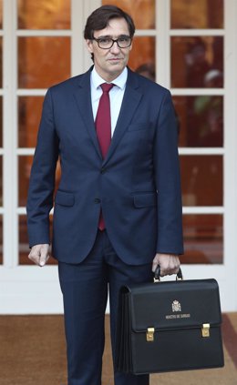 El ministro de Sanidad, Salvador Illa, posa con la cartera de su ministerio, a su llegada a La Moncloa 