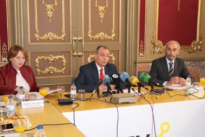 El presidente de la CEV, Salvador Navarro, en el centro