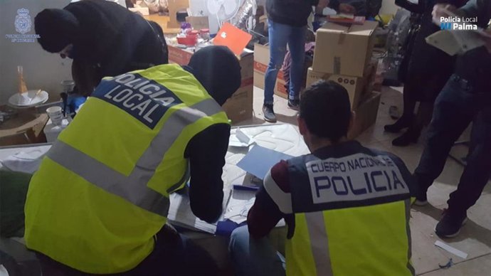 Agentes de la Policía Nacional y Local en un momento del operativo.