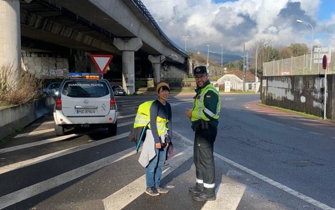 La Guardia Civil devuelve al Camino de Santiago a una peregrina japonesa que caminaba por la A-55.