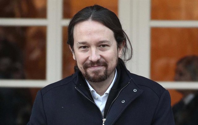 Pablo Iglesias posa en La Moncloa con su cartera de vicepresidente segundo del G