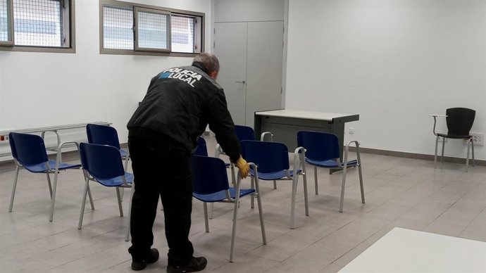 Un policía en la comisaría de Son Gotleu.