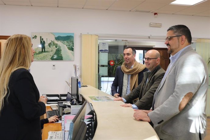 El alcalde de Mijas, Jose González, a la izquierda, junto a los ediles de Turismo y Deportes del municipio malagueño