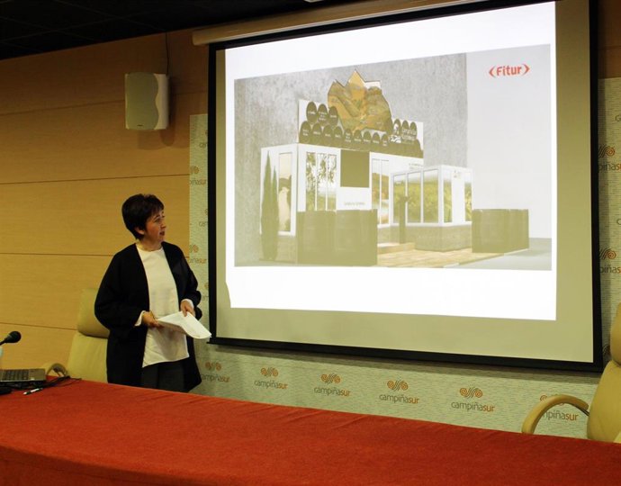 La presidenta de la Mancomunidad de Municipios Campiña Sur Cordobesa, Francisca Carmona, presenta las actividades que lleva la entidad a Fitur