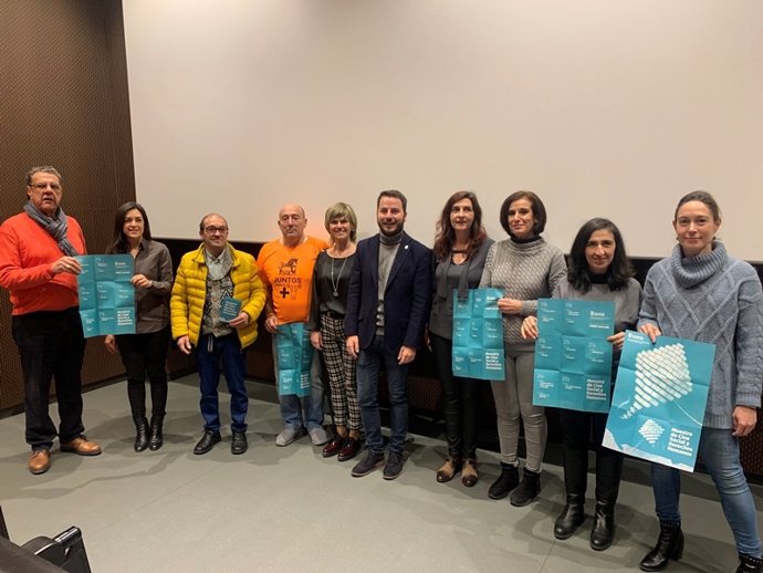 Eder García junto a representantes de distintos colectivos sociales