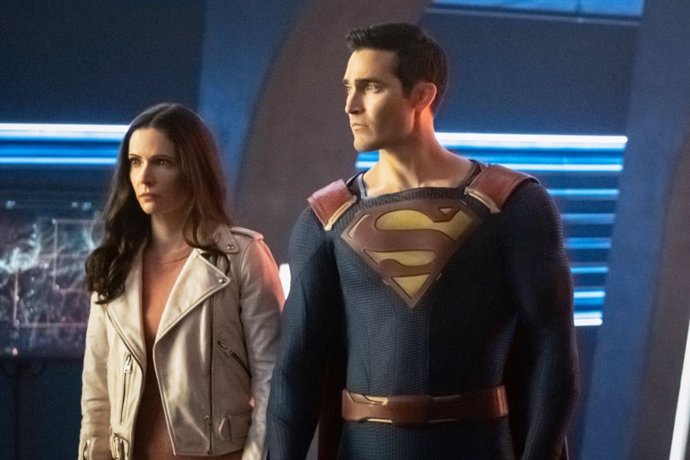Tyler Hoechlin es Superman y  Elizabeth Tulloch es Lois Lane en el Arrowverso