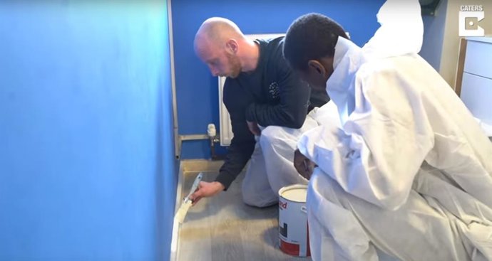 (I-D) Nick Y Cyle, Dos Decoradores En Reino Unido Que Arreglan Las Habitaciones De Personas Desfavorecidas Sin Coste.