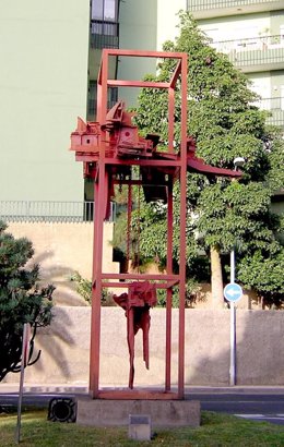 Comienzan las obras de restauración de la escultura 'Reloj de la muerte', de José Abad