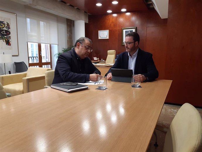 Los alcaldes de Palma y Calvi, José Hila y Alfonso Rodríguez, en una reunión de trabajo